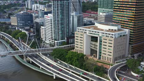 vista aérea de pájaros capturando los tráficos en la autopista del pacífico, autopista m3 junto al río en el centro de brisbane, capital de queensland, australia