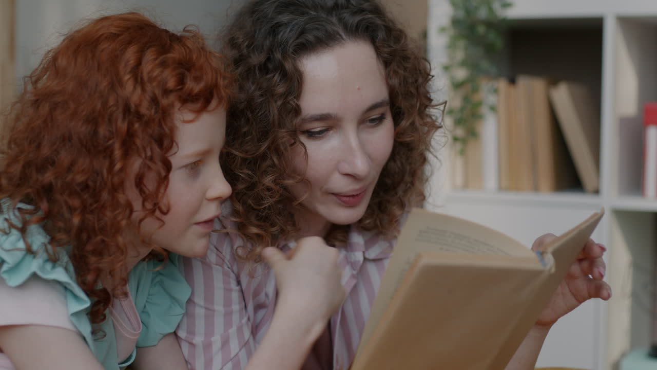 мать и дочь читают вместе
