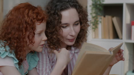 madre e hija leyendo juntas