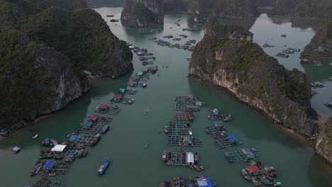 베트남 북부의 카트바 (cat ba) 와 할롱 만 (halong bay) 의 떠다니는 마을의 공중 사진
