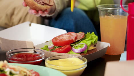 Hamburguesa-En-Caja-De-Cartón-Sobre-La-Mesa