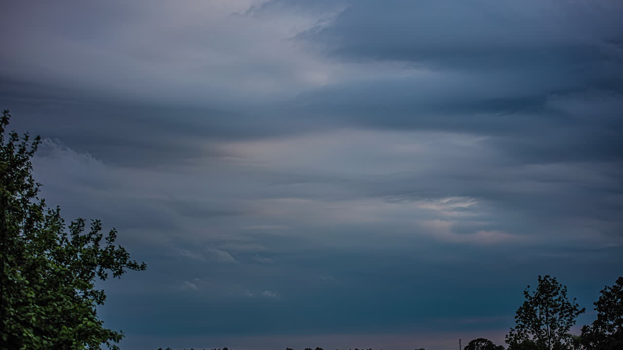 바람 부는 저녁에 하늘을 덮고 있는 어두운 구름의 낮은 각도 샷