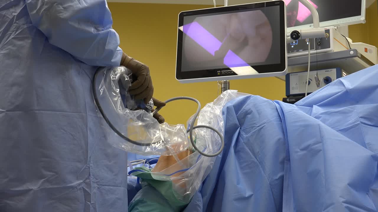 전방십자인대재건술은 무릎에 위치한 전방십자인대를 손상 후 기능을 회복하기 위해 외과적 조직이식으로 대체하는 수술입니다.