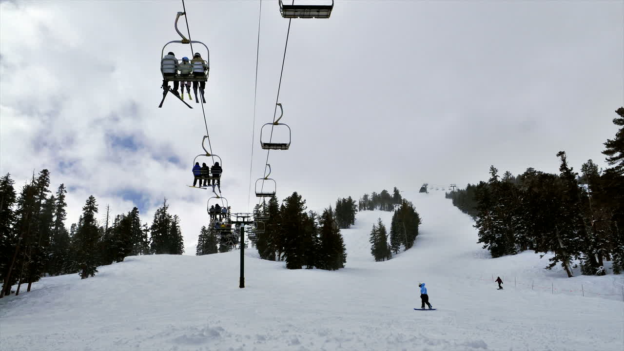 스키 리조트에서 체어 리프트의 시간 경과