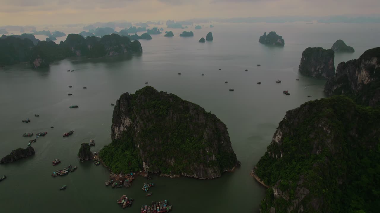 물 속 에 있는 산꼭대기 들 의 공중 에서 볼 수 있는 원형 의 모습