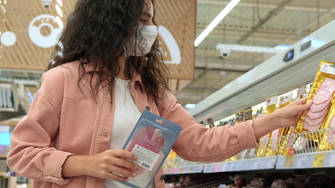 mujer comprando carne en un supermercado