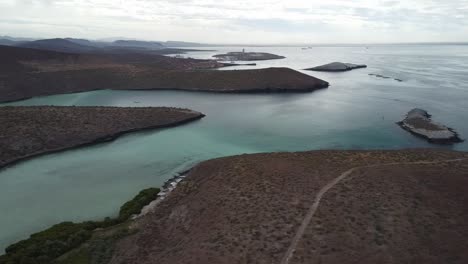 Playa-Balandra-De-Baja-California-Con-Aguas-Cristalinas-Y-Una-Costa-única,-Vista-Aérea