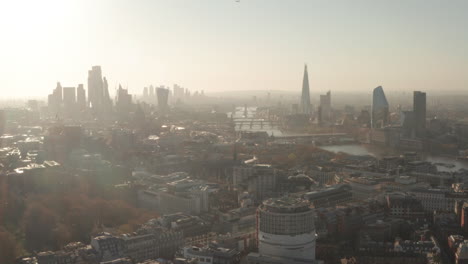 Amplia-Toma-Aérea-De-Los-Rascacielos-De-Londres-Desde-El-Centro-De-Londres