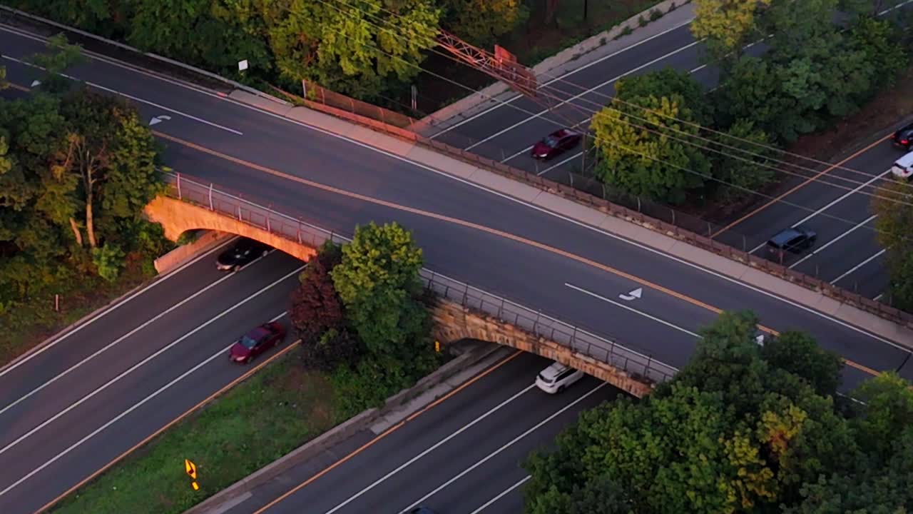 롱아일랜드 (long island) 의 사우스 스테이트 파크웨이 (southern state parkway) 를 가로지르는 교차로의 공중 전망, 양방향의 교통량이 약하다.