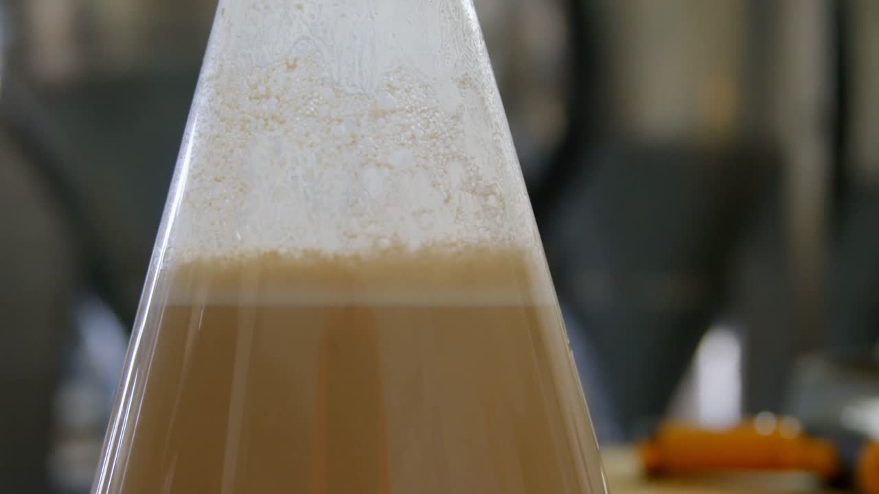 공장 4k에서 플라스크에 있는 술