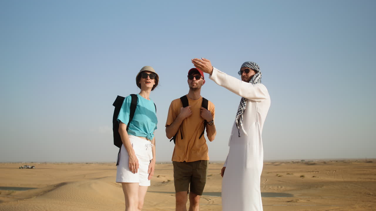 tres viajeros en el desierto