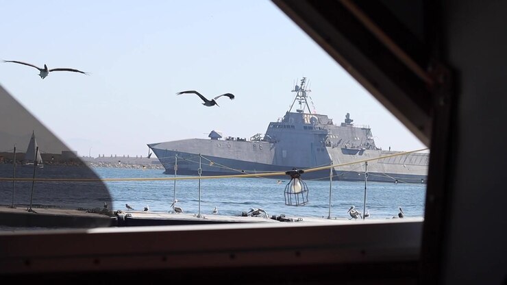Nave militare che entra nella Baia di San Diego.