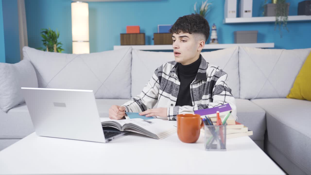 지루함 때문에 공부하고 싶지 않은 젊은이.