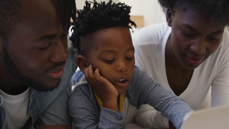 Famiglia che usa un portatile insieme a casa