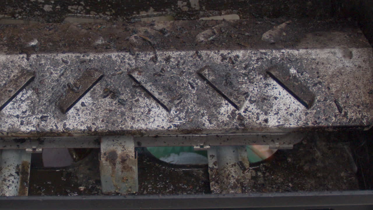 느린 동작으로 던져진 성냥에 의해 점화되는 가스 바비큐