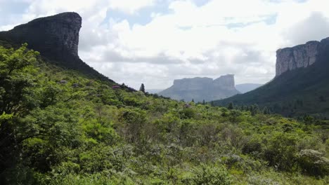 Erstaunliche-Drohnenaufnahme-Einer-Canyon-Landschaft-Mit-Straße-Und-Dschungel