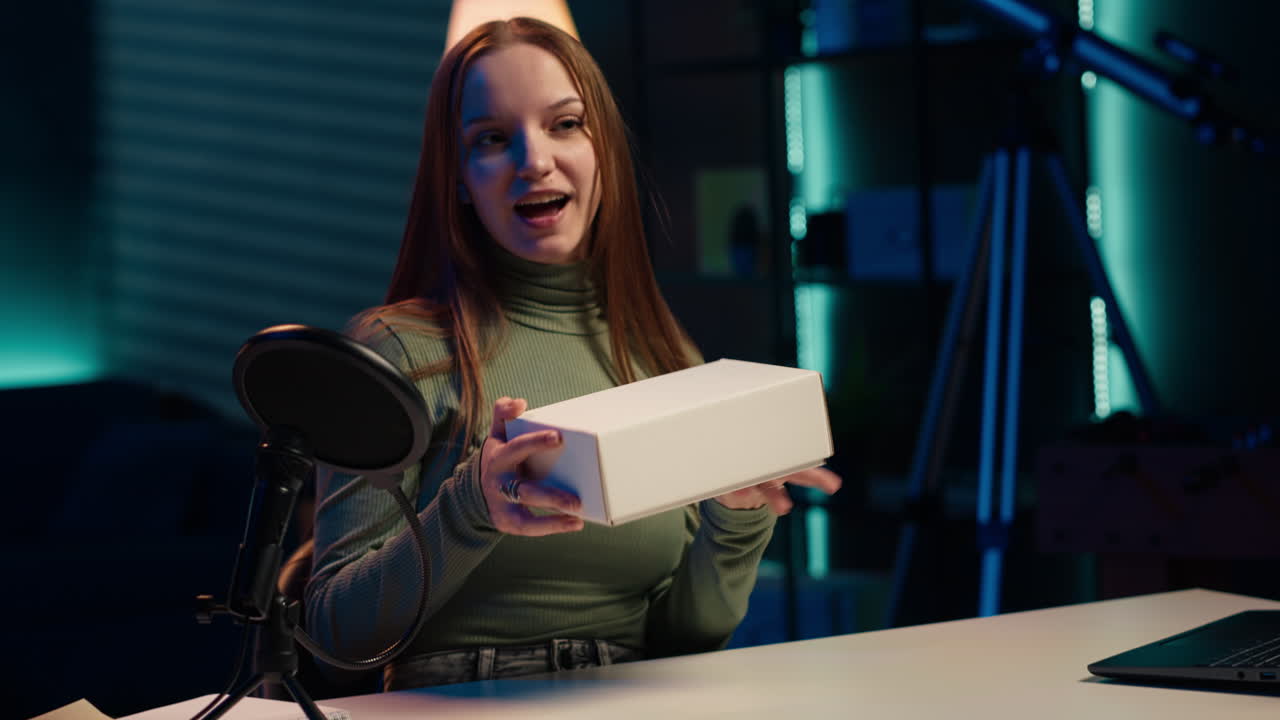 influencer haciendo unboxing, mostrando recomendaciones de productos