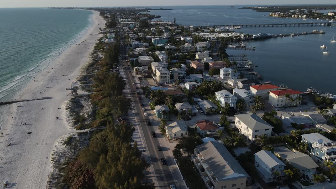 antena de la iluminación del atardecer sobre longboat key y cortez beach en bradenton, florida y los numerosos barcos entre la isla barrera y la tierra