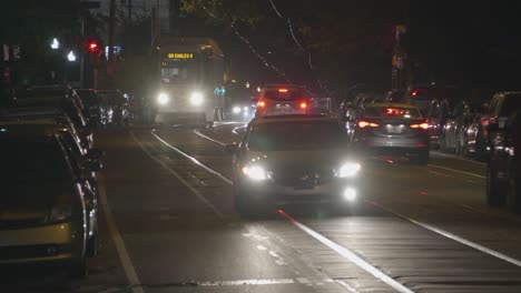 Baltimore-Avenue-Verkehr,-Autos,-Scheinwerfer,-Nacht,-West-Philadelphia