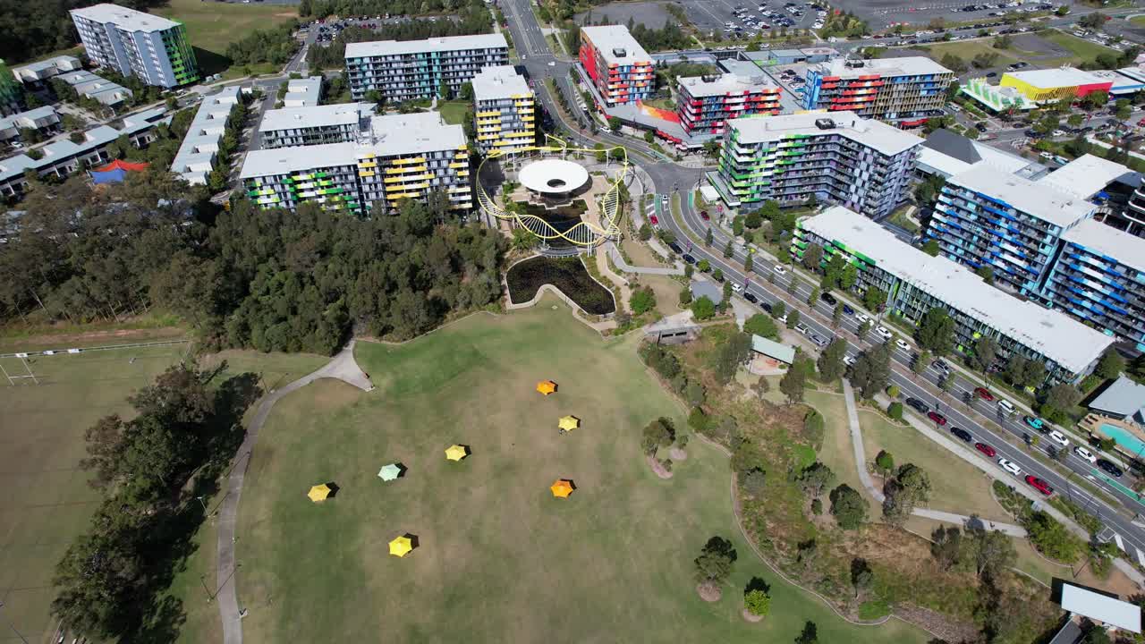 오스트레일리아 즐랜드 주 사우스포트에 있는 빌리지 하트 파크와 스미스 콜렉티브 아파트 건물의 공중 사진