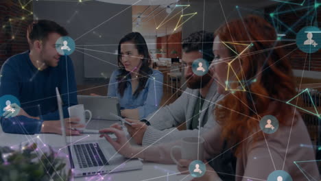 equipo de negocios colaborador con conexiones de red y animación de procesamiento de datos