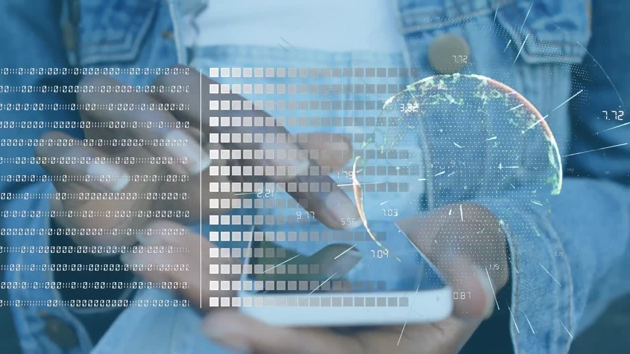 animación del procesamiento de datos sobre una mujer biracial usando un teléfono inteligente