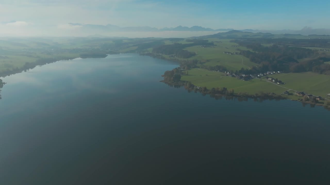 알프스 산맥 의 호수 연안 마을 의 공중 사진