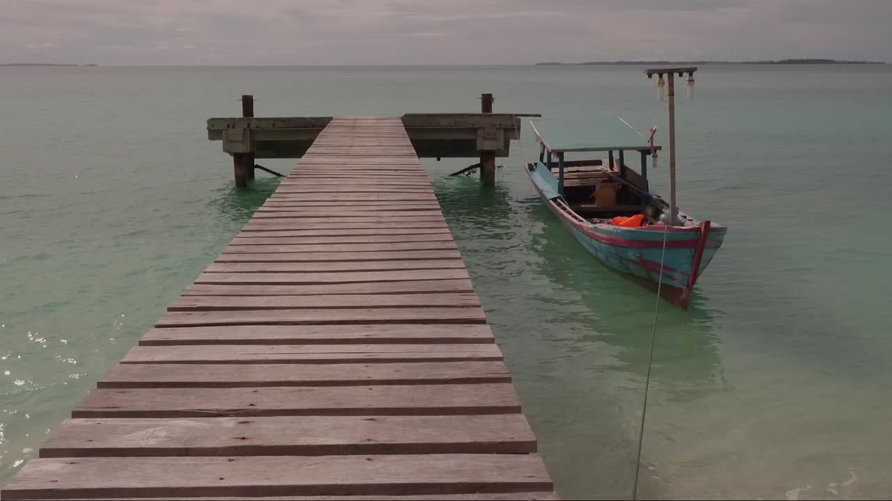 un pequeño bote en la isla tropical del muelle