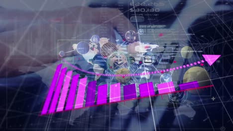 Animación-Del-Procesamiento-De-Datos-Con-Mapa-Mundial-Sobre-Las-Manos-Escribiendo-En-El-Teclado