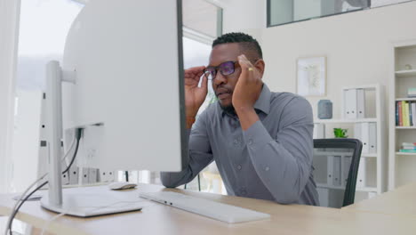 dolor de ojos, dolor de cabeza y hombre negro con gafas