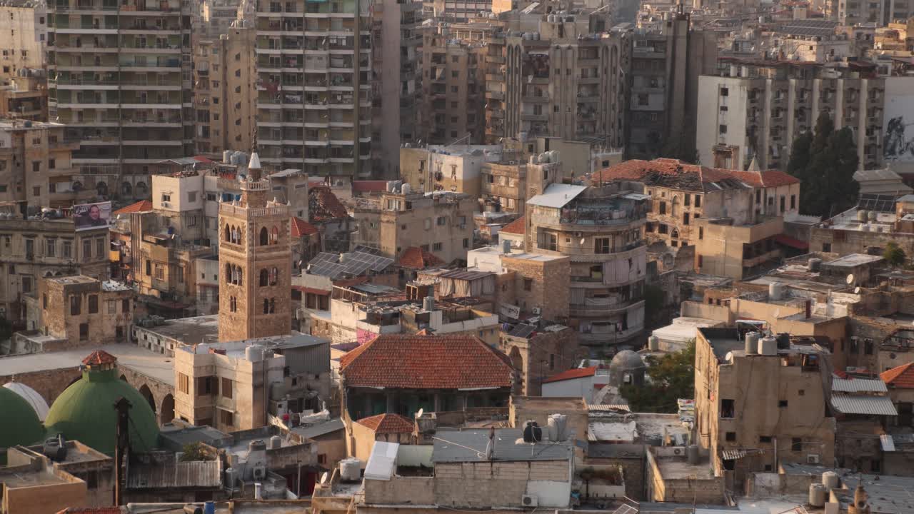 vista panorámica aérea de la antigua ciudad árabe con mezquita y minarete en trípoli, norte del líbano