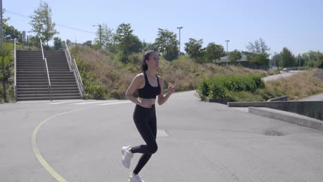 Atractiva-Chica-Deportiva-Corriendo-Afuera-Bajo-El-Sol,-Cámara-Lenta