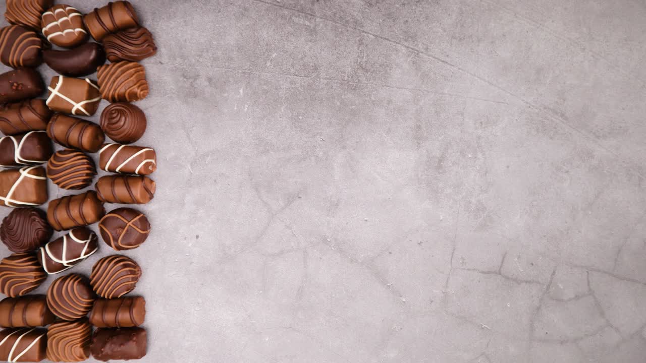 왼쪽에 있는 초콜릿이 움직입니다. 움직임을 멈추세요.