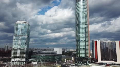 horizonte de la ciudad moderna con rascacielos bajo un cielo nublado