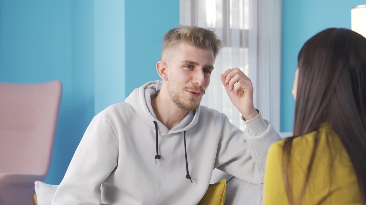 집에서 채팅하는 젊은 친구들, 집에서 행복하고 재미있게 채팅하는 친구들.