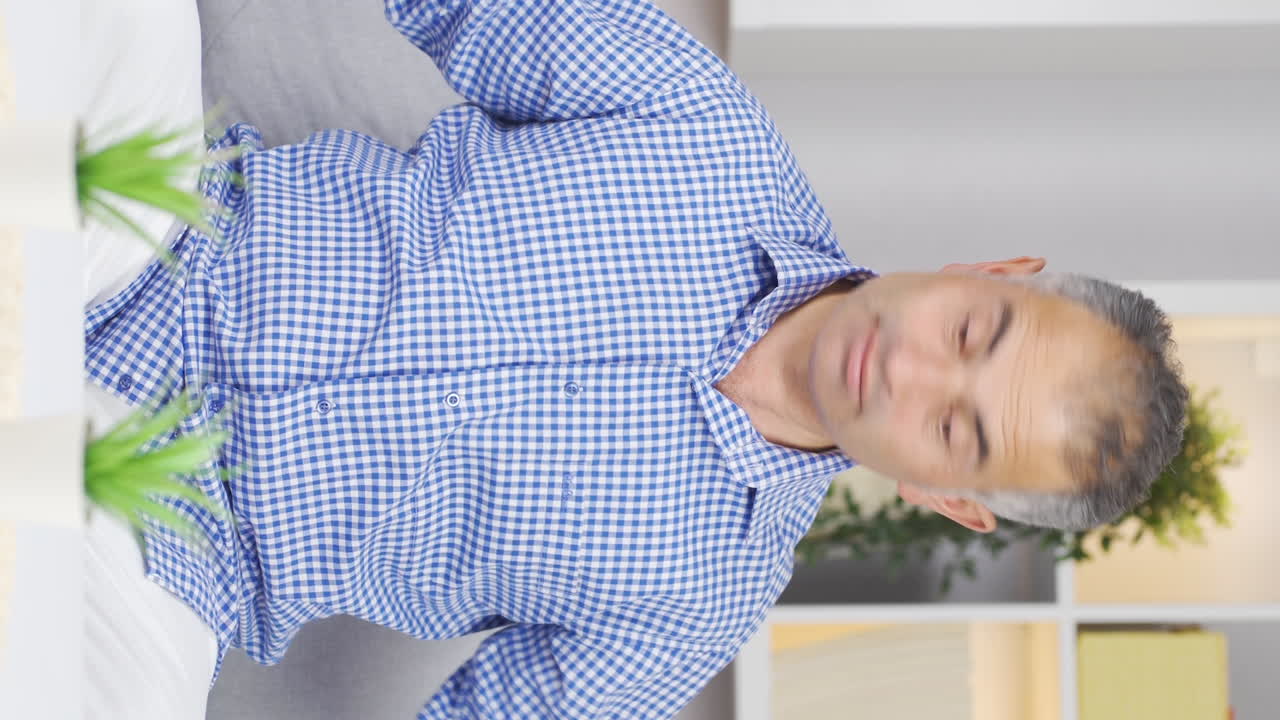 지루한 남자의 수직 동영상.