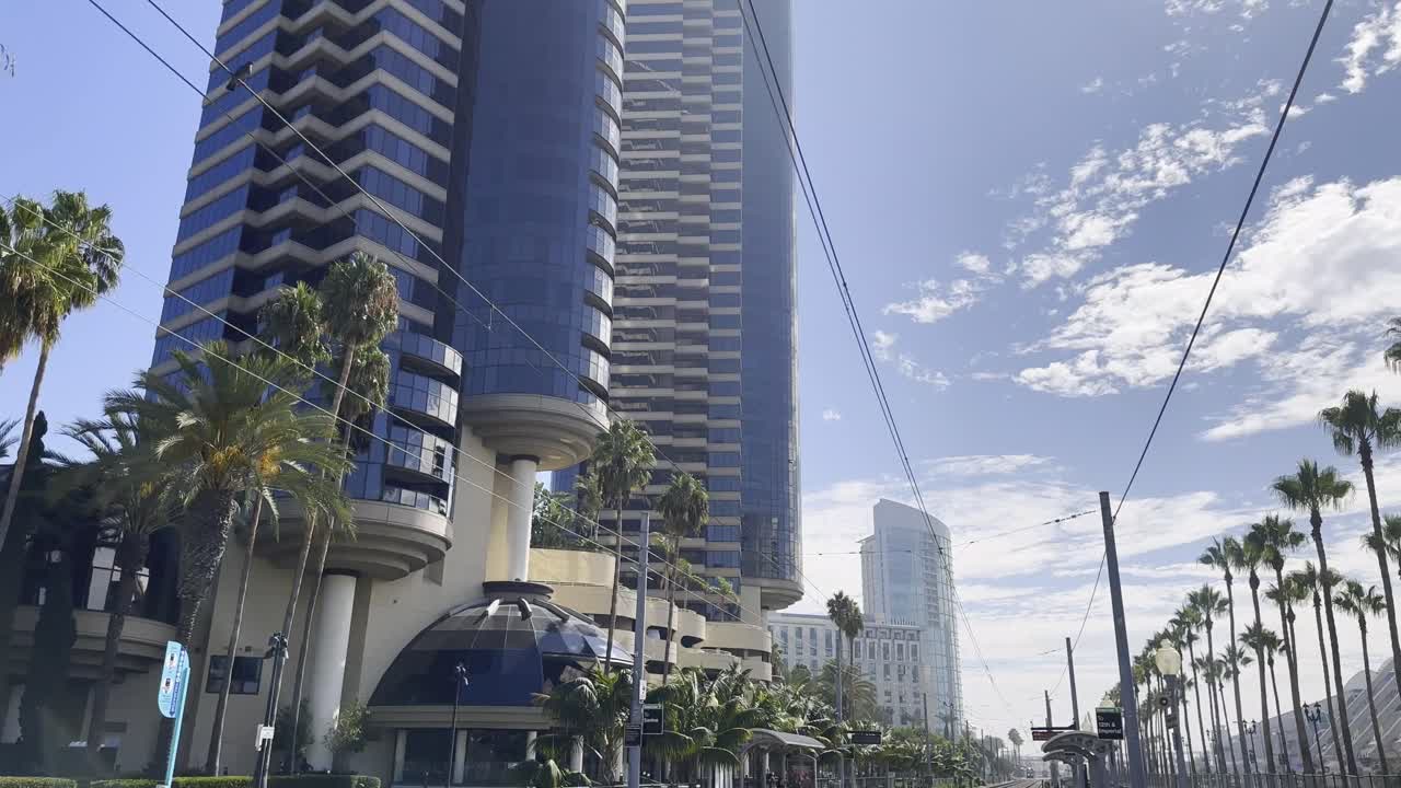 Architettura del centro di San Diego con binari del tram, grattacieli e palme, vicino al Centro Congressi