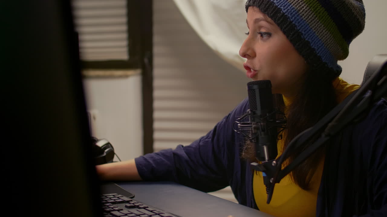 rgb 키패드를 사용하는 프로 스트리머의 클로즈업