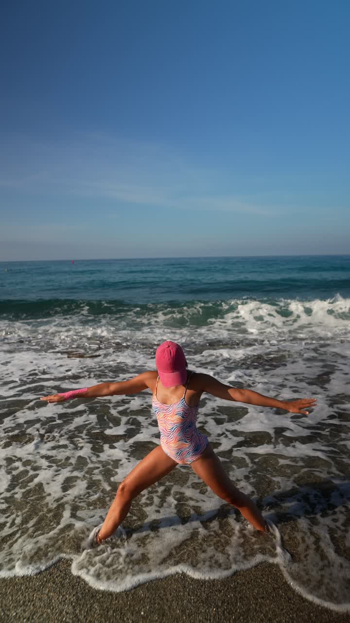 해가 지는 해변에서 요가를 연습하는 소녀