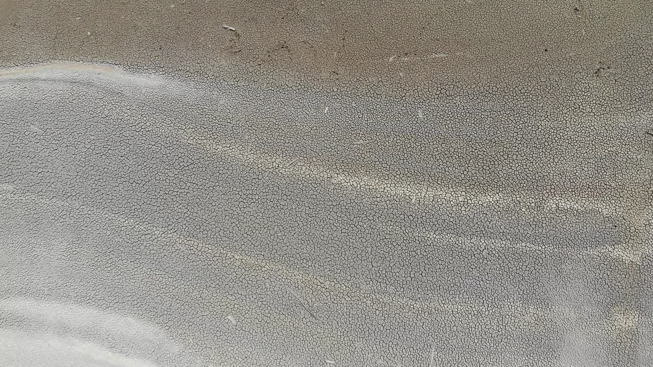 땅에 균열이 생겼다. 공중 촬영. 최상위 촬영