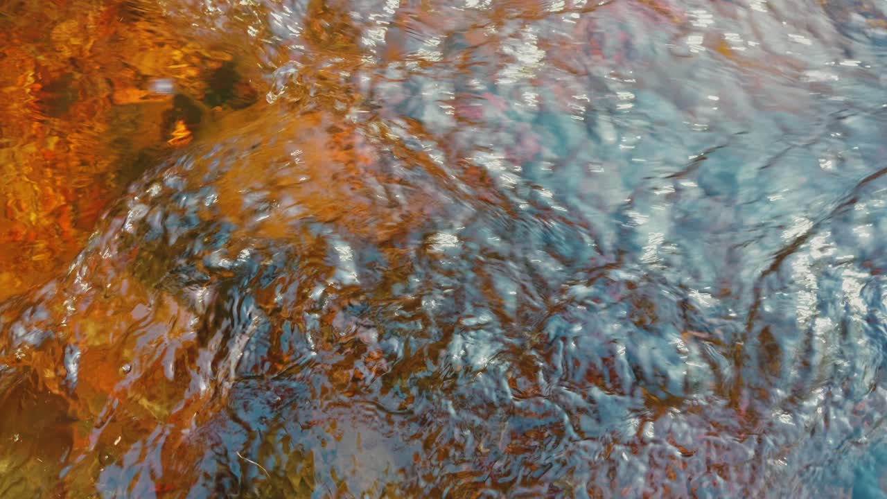 un arroyo de agua dulce en un lecho de roca roja