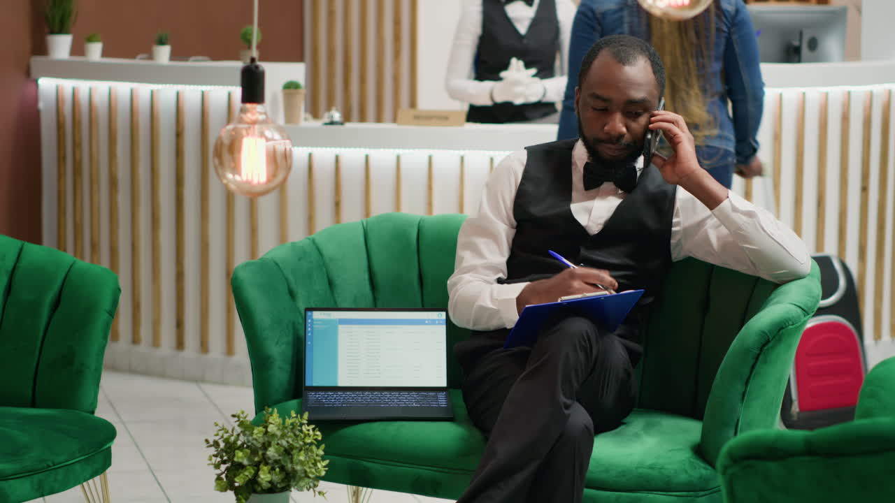 mensajero hablando por teléfono tomando notas