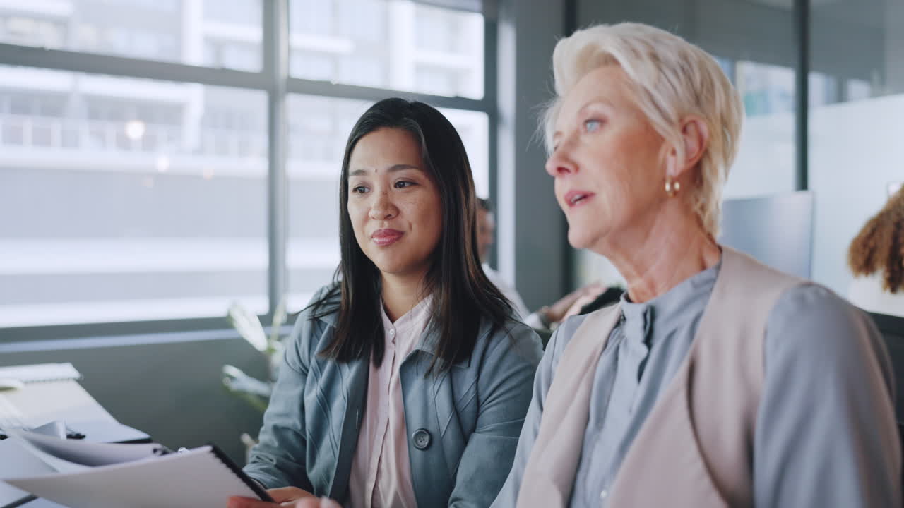 비즈니스, 여성 및 사무실에서의 대화