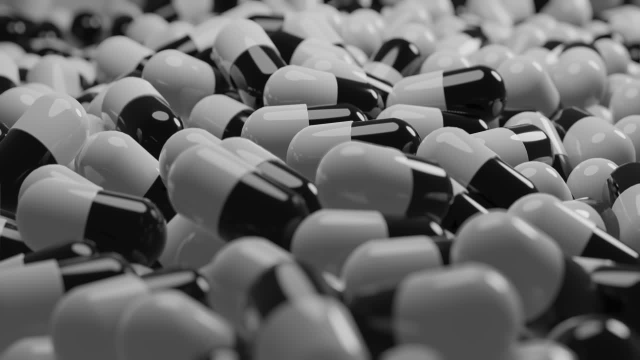 주변에 섞이는 검은색과 흰색 알약