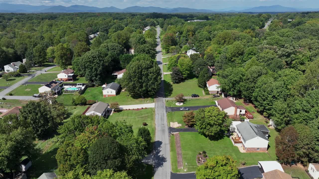 Strada dritta di un quartiere residenziale americano durante una soleggiata giornata estiva