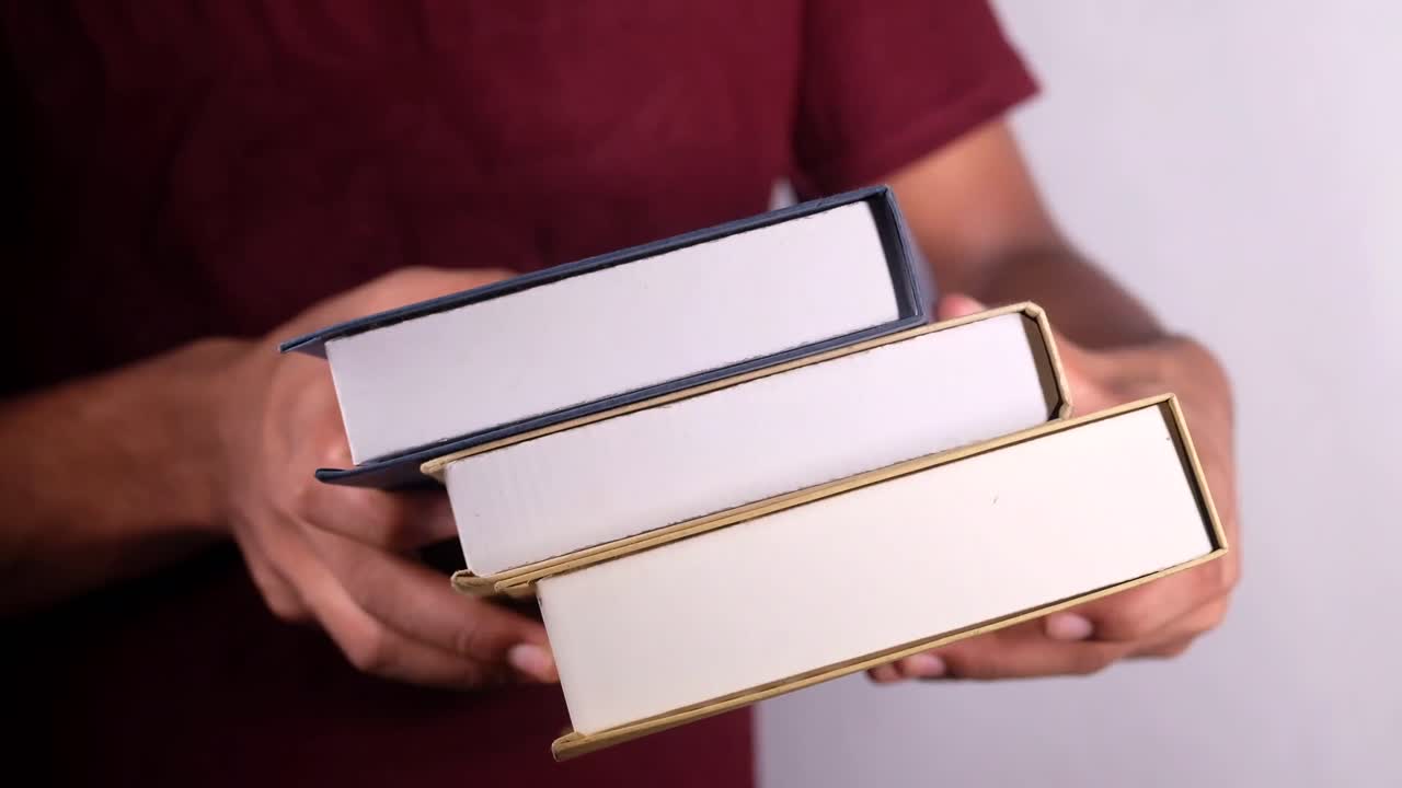 persona que tiene libros