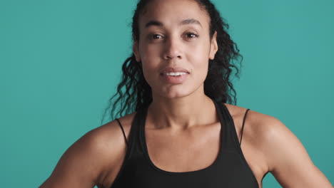 una mujer afroamericana cansada sobre un fondo azul.