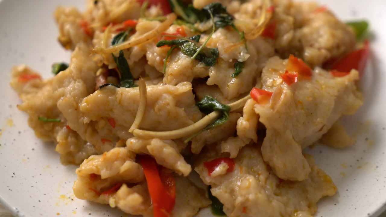 칠리와 함께 튀긴 생선 공 볶음 - 아시아 음식 스타일