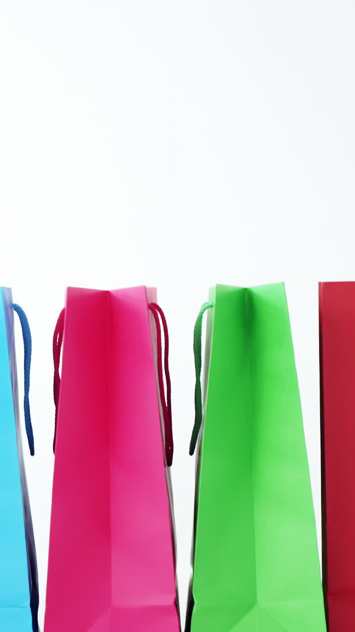 bolsas de compras multicolores sobre un fondo blanco