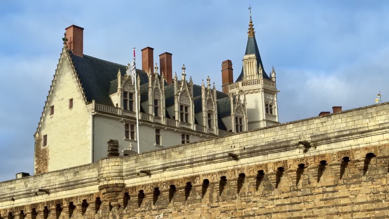 Veduta degli storici bastioni e dell'edificio principale del Castello dei Duchi di Bretagna in una giornata limpida a Nantes, Francia
